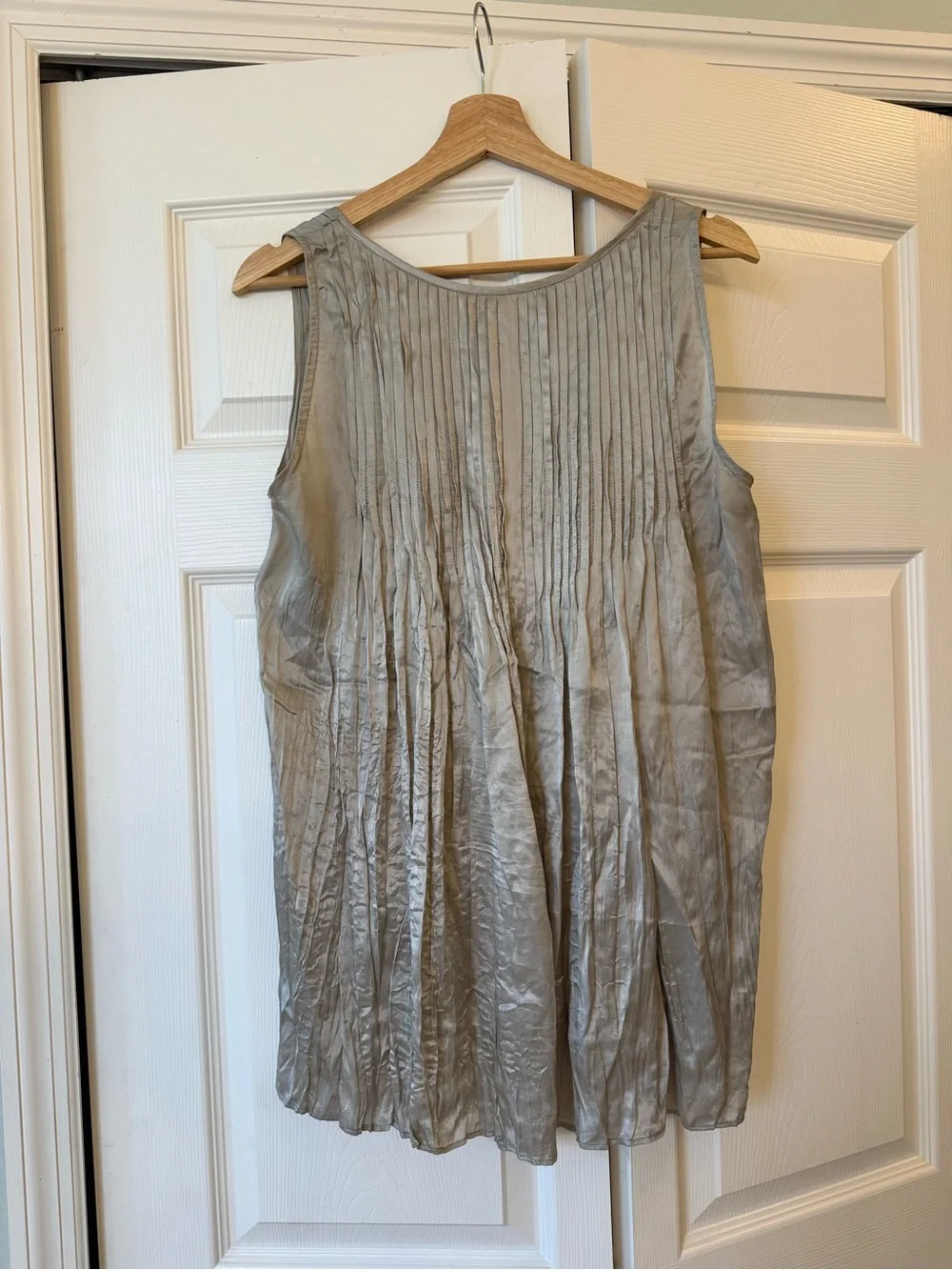 Silk crinkle Light Gray Pleated Sleeveless Tank Top - Picture 2 of 5